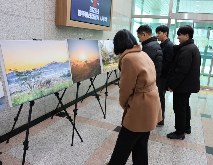 [광주=뉴시스] 29일 오전 광주 광산경찰서 1층 로비에서 열린 작은미술관 전시에서 직원들이 회화 작품을 살펴보고 있다. (사진 = 광산경찰서 제공) 2026.01.29. photo@newsis.com *재판매 및 DB 금지