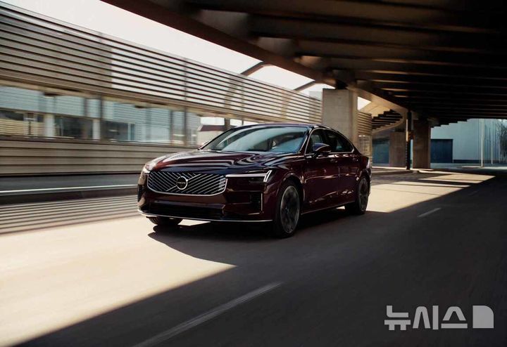 [서울=뉴시스] 볼보의 플리미엄 세단 S90의 모습. (사진=볼보코리아 제공) 2026.1.29. photo@newsis.com