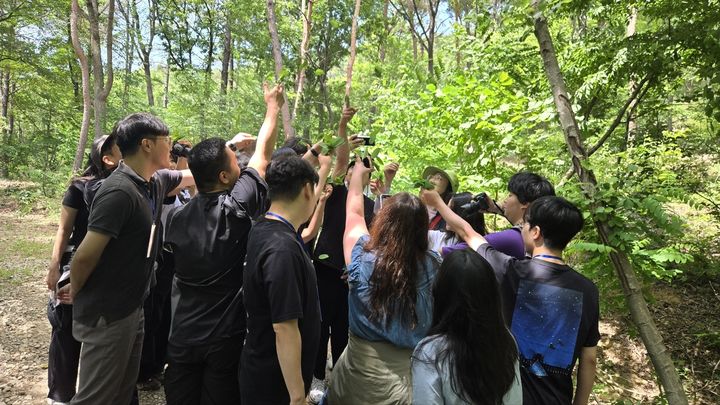 [대전=뉴시스] 국립대전숲체원 산림교육 프로그램에 참여한 청소년들이 숲길에서 자연을 즐기고 있다.(사진=한국산림복지진흥원 국립대전숲체원 제공). 2026.01.29. 해당 기사와 관련 없음. photo@newsis.com *재판매 및 DB 금지
