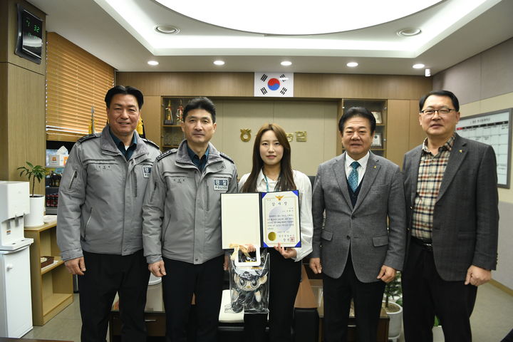 [당진=뉴시스] 장성윤(왼쪽 두번째) 충남 당진경찰서장이 29일 석문농협 본점을 찾아 지난 26일 투자리딩방 사기 피해를 막은 전혜진(가운데) 계장에게 감사장과 격려품을 건넨 뒤 일행 등과 함께 기념 사진을 찍고 있다. (싸진=당진경찰서 제공) 2026.01.29. photo@newsis.com *재판매 및 DB 금지