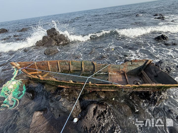 [제주=뉴시스] 29일 오전 제주시 애월읍 해안가에서 정체불명의 목선이 발견됐다. (사진=제주해양경찰서 제공) 2026.01.29. photo@newsis.com