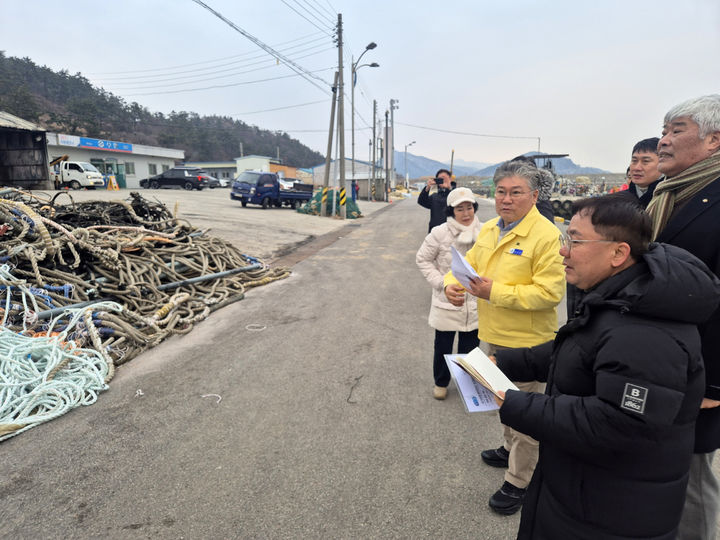 장세일 전남 영광군수가 29일 홍농읍 계마항에서 발생한 어구보관창고와 수협위판장 화재 현장을 방문해 피해 상황을 점검하고 있다. (사지=영광군 제공) photo@newsis.com *재판매 및 DB 금지