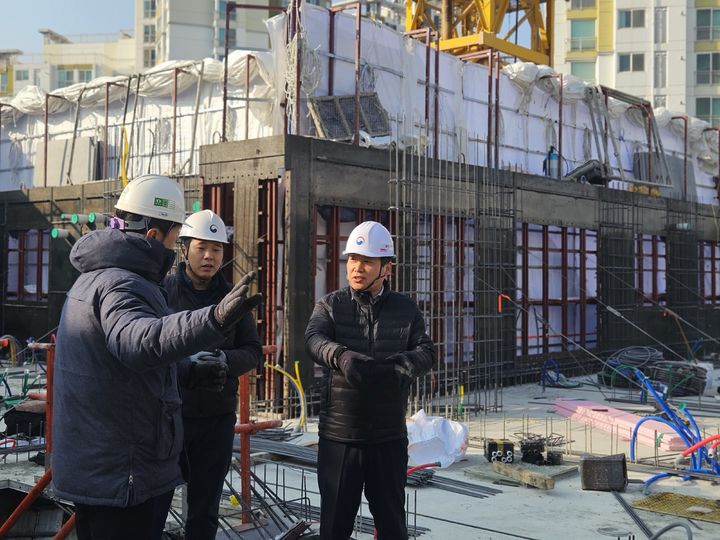 [대구=뉴시스] 대구지방고용노동청은 2월2일부터 6일까지 옥외 작업이 많은 건설현장, 환경미화 등 한파 취약사업장을 대상으로 집중점검 주간을 추진한다. (사진=대구지방고용노동청 제공) 2026.01.29. photo@newsis.com *재판매 및 DB 금지