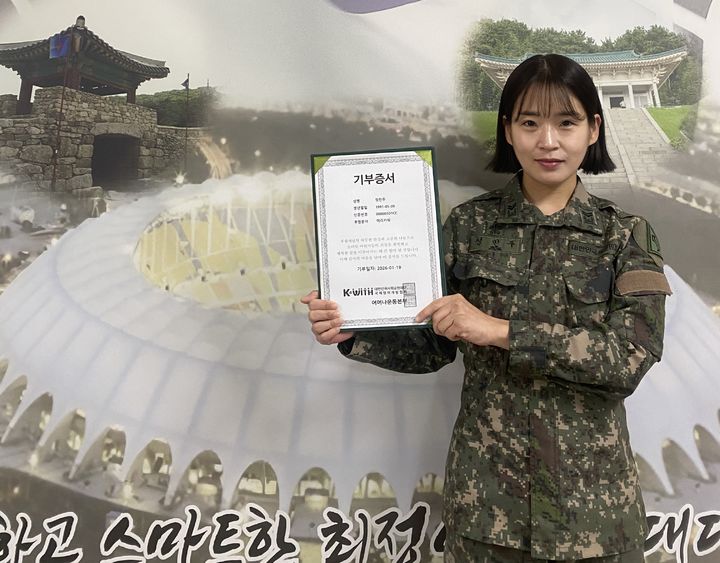 [부산=뉴시스] 제53보병사단 부산여단 백호대대 소속 정민주 중사가 5년 넘게 기른 40㎝의 머리카락을 어머나운동본부(소아암 환자를 위한 머리카락 나눔 운동본부)에 기증했다. (사진=53사단 제공) 2026.01.29. photo@newsis.com *재판매 및 DB 금지