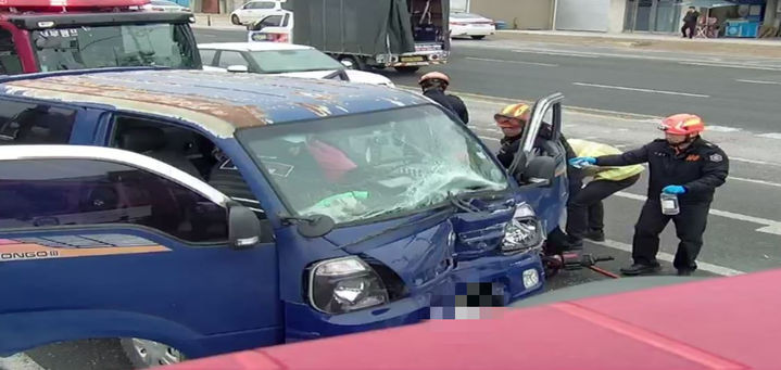 [전주=뉴시스] 29일 오전 11시7분께 전북 전주시 완산구 효자동에 위치한 국립전주박물관 앞 사거리에서 1t 트럭이 신호대기하던 다른 트럭을 뒤에서 들이받아 구조 작업이 이뤄지고 있다. (사진=전북도소방본부 제공) 2026.01.29. photo@newsis.com *재판매 및 DB 금지