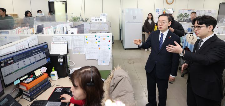 [대전=뉴시스] 이명구 관세청장(오른쪽서 두번째)이 29일 고객지원센터(콜센터)를 방문해 직원들과 이야기를 나누고 있다.(사진=관세청 제공) *재판매 및 DB 금지