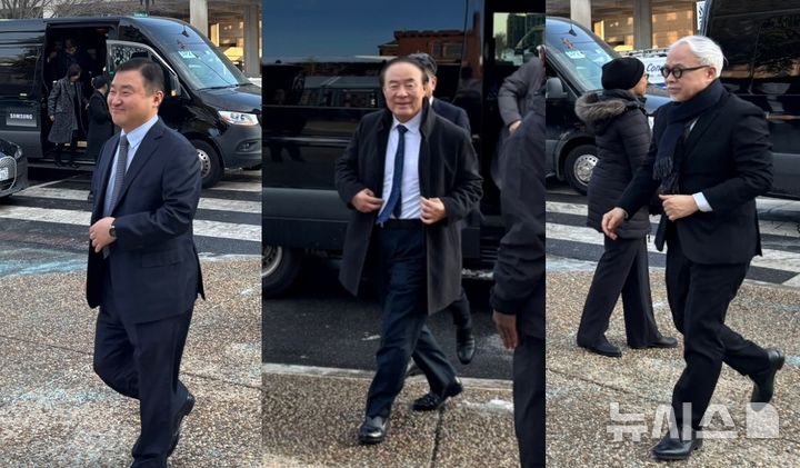 [서울=뉴시스]삼성은 지난 28일(현지시간) 미국 워싱턴 D.C. 스미스소니언 예술산업관에서 이건희 컬렉션 전시회의 성공적인 마무리를 기념하는 갈라 디너 행사를 열었다. 사진 왼쪽부터 행사장에 입장하는 노태문 사장, 전영현 부회장, 최주선 사장. (사진 = 뉴시스 DB) 2026.01.29. photo@newsis.com