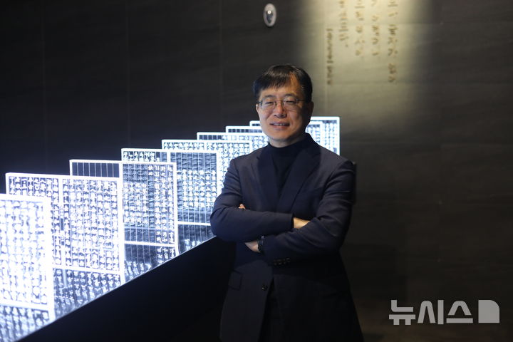 [서울=뉴시스]강정원 국립한글박물관 관장이 한글박물관의 한 전시실에서 포즈를 취하고 있는 모습. (사진=국립한글박물관 제공)