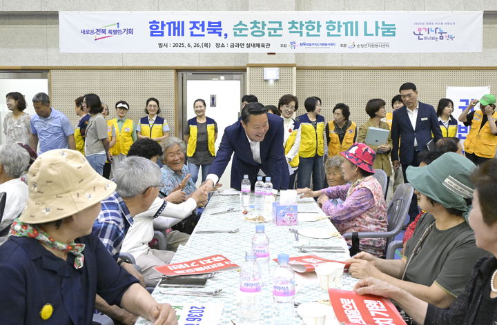 [순창=뉴시스] 지난해 6월 순창군 금과면에서 열린 '착한 한끼 나눔' 행사에 참석한 최영일 군수가 주민들과 인사하고 있다. *재판매 및 DB 금지