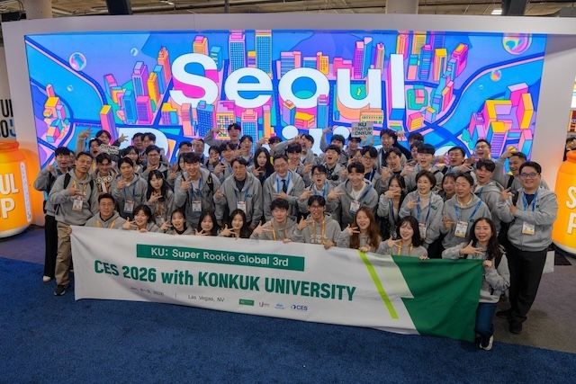 [서울=뉴시스] 건국대 'CES 2026' 파견단이 단체 사진을 촬영하고 있다. (사진=건국대 제공) 2026.01.29. photo@newsis.com *재판매 및 DB 금지