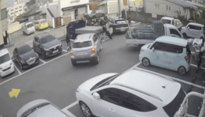 [뉴시스] 지난 28일 대전경찰청 유튜브에는 주차장 출구에서 차량에 다리가 깔린 여성을 시민들이 힘을 모아 구조하는 장면이 공개됐다. (사진=대전경찰청 유튜브 갈무리) *재판매 및 DB 금지