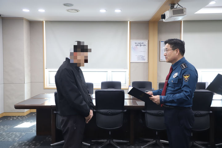 [부산=뉴시스] 부산 사상경찰서는 29일 보이스피싱 사기 피해를 예방한 택시기사에게 감사장과 112 신고 포상금을 수여했다. (사진=사상경찰서 제공) 2026.01.29. photo@newsis.com *재판매 및 DB 금지