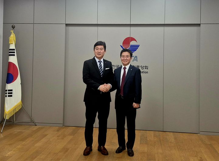 한국관광협회중앙회 이경수 회장(왼쪽)과 한국관광공사 박성혁 사장. (사진=관협중앙회) *재판매 및 DB 금지