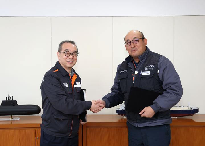 [거제=뉴시스] 신정철 기자= 한화오션 노·사는 29일, 상호 신뢰하고 존중하는 상생협력의 정신을 바탕으로 발전적인 노사관계를 구축하기 위한 합의를 도출하고 선진화된 노사 관계 수립을 위해 최선을 다할 것을 약속했다.사진은 한화오션 경영지원실장 정인섭 사장(왼쪽)과 전국금속노조 경남지부 한화오션지회 강주용 수석부지회장(오른쪽)이 발전적인 노사관계 구축을 위한 합의서에 서명한 뒤 악수하고 있다.(사진=한화오션 제공).2026.01.29. photo@newsis.com *재판매 및 DB 금지