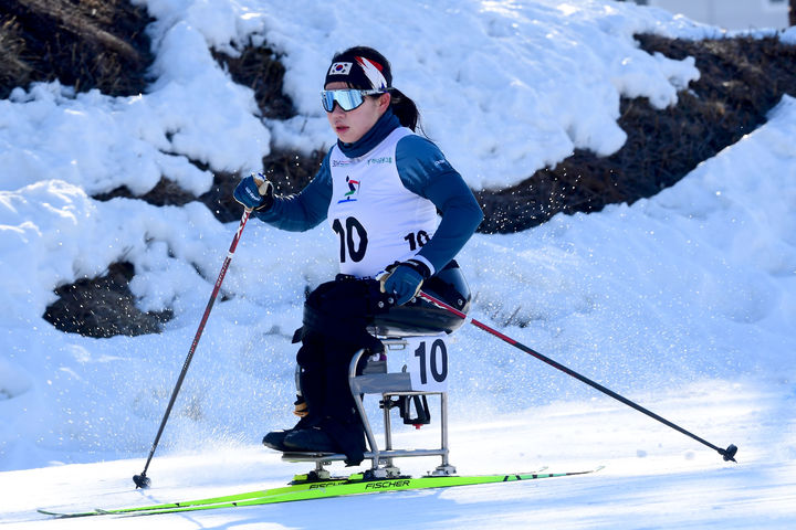 [서울=뉴시스] 29일 강원도 평창 알펜시아 바이애슬론 경기장에서 열린 제23회 전국 장애인 동계체전 크로스컨트리 여자 3㎞ 좌식 경기에서 레이스를 펼치는 김윤지. (사진 = 대한장애인체육회 제공) *재판매 및 DB 금지