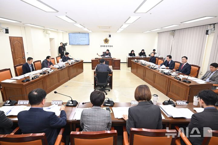 [창원=뉴시스]경남도의회 경제환경위원회가 29일 제429회 임시회 제1차 경제환경위원회를 열어 '우주항공복합도시 건설 및 지원에 관한 특별법 조속 제정 촉구 대정부 건의안'을 채택하고 있다.(사진=경남도의회 제공) 2026.01.29. photo@newsis.com