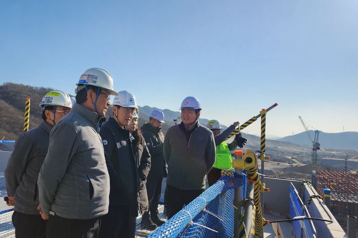 [용인=뉴시스] 김도형 경기지방고용노동청장이 29일 용인 반도체 생산시설 공사 현장을 방문해 긴급 점검을 진행했다. (사진=경기고용청 제공) 2026.01.29. photo@newsis.com *재판매 및 DB 금지