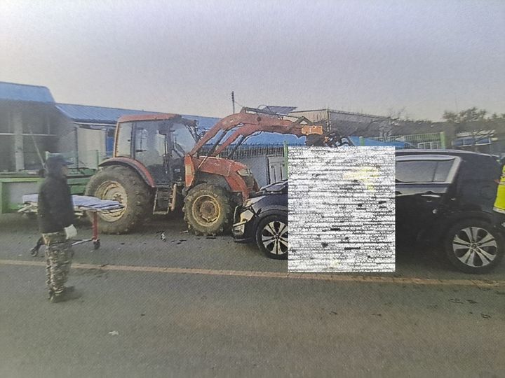 [태안=뉴시스] 29일 오후 5시32분께 충남 태안 원북면 양산리 왕복 2차로를 달리던 SUV가 도로변에 주차된 트랙터를 들이받아 현장에 출동한 구조대가 부상자 구조에 나서고 있다. (사진=태안경찰서 제공) 2026.01.29. photo@newsis.om *재판매 및 DB 금지