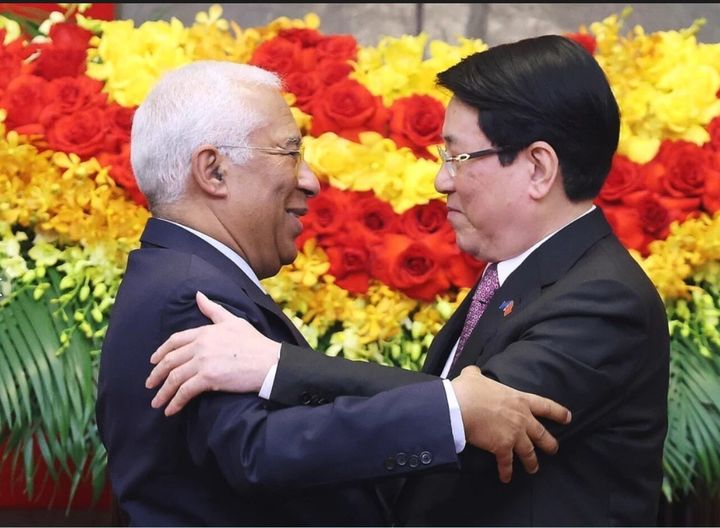 [하노이=AP/뉴시스] 안토니오 코스타 유럽연합(EU) 정상회의 상임의장(왼쪽)과 베트남의 르엉 꾸엉 국가주석이 29일 베트남 하노이에서 열린 기자회견 후 포옹하고 있다.2026.01.29. *재판매 및 DB 금지