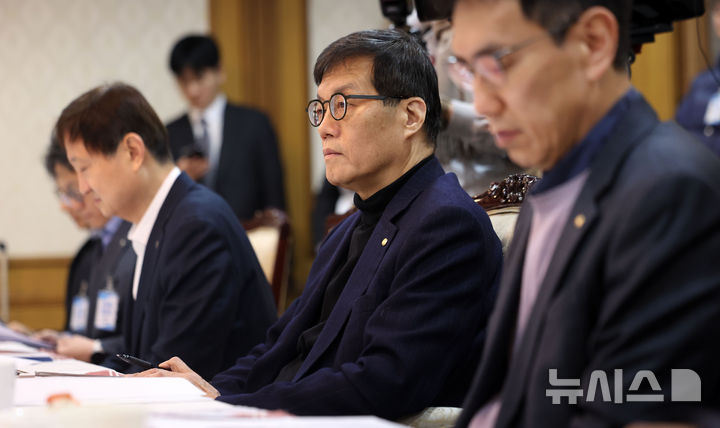 [서울=뉴시스] 김선웅 기자 = 이창용 한국은행 총재가 지난 1월 29일 서울 종로구 정부서울청사에서 열린 확대 거시경제금융회의에 참석해 자리하고 있다. 2026.01.29. mangusta@newsis.com
