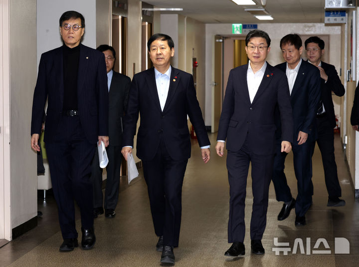 [서울=뉴시스] 김선웅 기자 = 이창용(왼쪽부터) 한국은행 총재, 구윤철 부총리 겸 재정경재부 장관, 이억원 금융위원장, 이찬진 금융감독원장이 29일 서울 종로구 정부서울청사에서 열린 확대 거시경제금융회의에 참석하고 있다. (공동취재) 2026.01.29. photo@newsis.com
