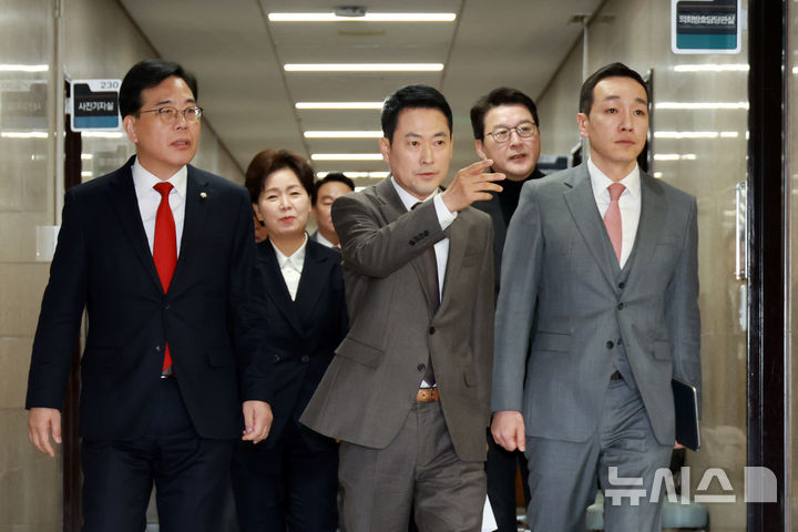 [서울=뉴시스] 고승민 기자 = 국민의힘 장동혁 대표와 송언석 원내대표 등 지도부가 29일 서울 여의도 국회에서 열린 최고위원회의에 참석하고 있다. 2026.01.29. kkssmm99@newsis.com