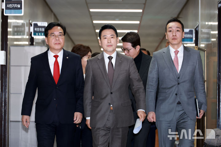 [서울=뉴시스] 고승민 기자 = 국민의힘 장동혁 대표와 송언석 원내대표 등 지도부가 29일 서울 여의도 국회에서 열린 최고위원회의에 참석하고 있다. 2026.01.29. kkssmm99@newsis.com