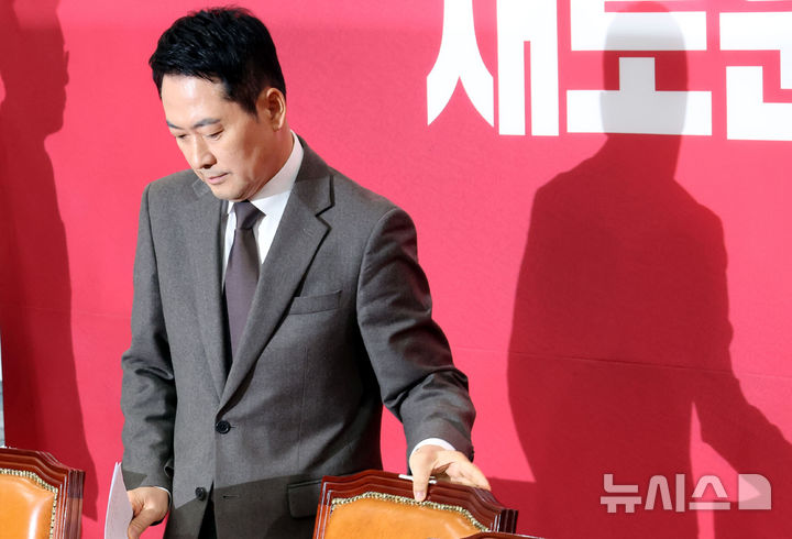 [서울=뉴시스] 조성봉 기자 = 장동혁 국민의힘 대표가 29일 오전 서울 여의도 국회에서 열린 최고위원회의에 참석하고 있다.2026.01.29. suncho21@newsis.com