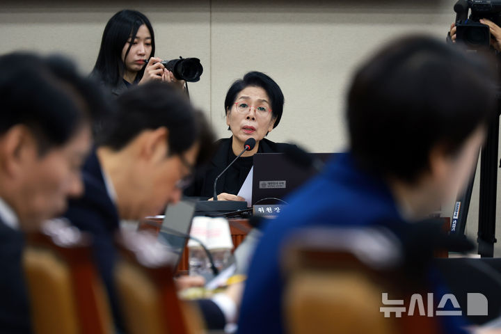 [서울=뉴시스] 고승민 기자 = 최민희 국회 과학기술방송정보방송통신위원장이 29일 서울 여의도 국회에서 열린 과방위 전체회의를 주재하고 있다. 2026.01.29. kkssmm99@newsis.com