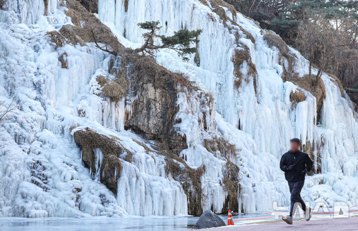 [서울=뉴시스] 권창회 기자 = 한파가 연일 이어지고 있는 29일 오전 서울 서대문구 홍제천 폭포가 꽁꽁 얼어있다. 2026.01.29. kch0523@newsis.com