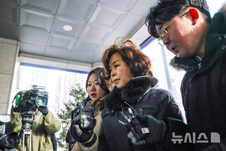 [서울=뉴시스] 정병혁 기자 = 공천 헌금 의혹을 받는 김경 전 서울시의원이 29일 서울 마포구 공공범죄수사대에서 경찰 조사를 받기위해 출석하고 있다 2026.01.29. jhope@newsis.com