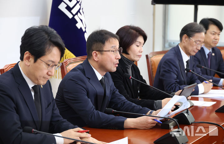 [서울=뉴시스] 조성봉 기자 = 한병도 더불어민주당 원내대표가 29일 오전 서울 여의도 국회에서 열린 정책조정회의에서 발언을 하고 있다. 2026.01.29. suncho21@newsis.com 