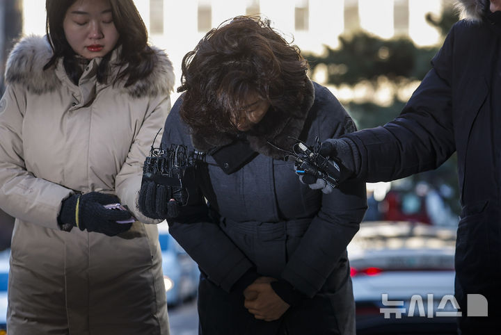 [서울=뉴시스] 정병혁 기자 = 공천 헌금 의혹을 받는 김경 전 서울시의원이 29일 서울 마포구 공공범죄수사대에서 경찰 조사를 받기위해 출석하며 고개를 숙이고 있다 2026.01.29. jhope@newsis.com