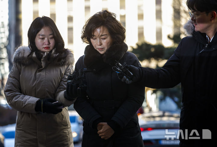 [서울=뉴시스] 정병혁 기자 = 공천 헌금 의혹을 받는 김경 전 서울시의원이 지난 29일 서울 마포구 공공범죄수사대에서 경찰 조사를 받기위해 출석하며 고개를 숙이고 있다 2026.01.29. jhope@newsis.com