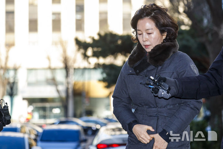 [서울=뉴시스] 정병혁 기자 = 공천 헌금 의혹을 받는 김경 전 서울시의원이 29일 서울 마포구 공공범죄수사대에서 경찰 조사를 받기위해 출석하고 있다 2026.01.29. jhope@newsis.com