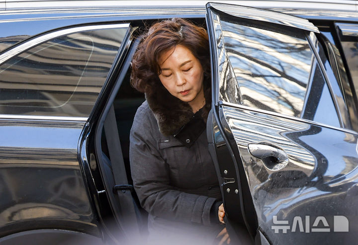 [서울=뉴시스] 정병혁 기자 = 공천 헌금 의혹을 받는 김경 전 서울시의원이 29일 서울 마포구 공공범죄수사대에서 경찰 조사를 받기위해 출석하고 있다 2026.01.29. jhope@newsis.com