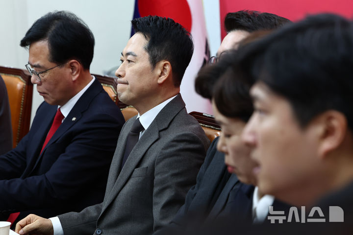 [서울=뉴시스] 김명년 기자 = 장동혁 국민의힘 대표가 29일 오전 서울 여의도 국회에서 열린 최고위원회의에서 우재준 최고위원의 한동훈 전 대표 제명에 대한 반대 발언을 듣고 있다. 2026.01.29. kmn@newsis.com