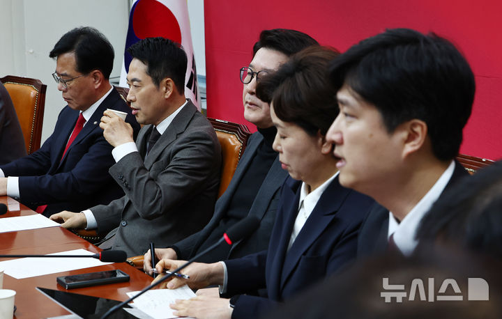 [서울=뉴시스] 김명년 기자 = 장동혁 국민의힘 대표가 29일 오전 서울 여의도 국회에서 열린 최고위원회의에서 우재준 최고위원의 한동훈 전 대표 제명에 대한 반대 발언 도중 물을 마시고 있다. 2026.01.29. kmn@newsis.com