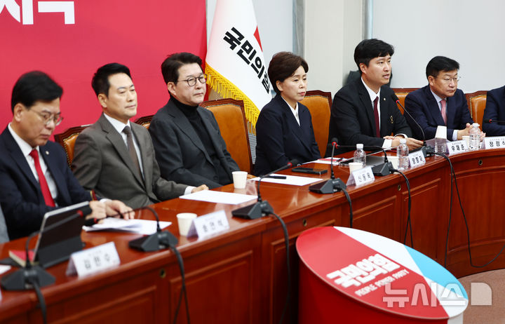 [서울=뉴시스] 김명년 기자 = 장동혁 국민의힘 대표가 29일 오전 서울 여의도 국회에서 열린 최고위원회의에서 우재준 최고위원의 한동훈 전 대표 제명에 대한 반대 발언을 듣고 있다. 2026.01.29. kmn@newsis.com