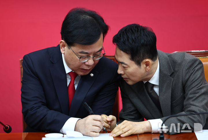 [서울=뉴시스] 김명년 기자 = 장동혁 국민의힘 대표가 29일 오전 서울 여의도 국회에서 열린 최고위원회의에서 송언석 원내대표와 대화하고 있다. 2026.01.29. kmn@newsis.com