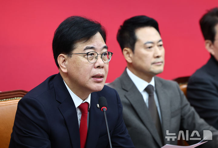 [서울=뉴시스] 김명년 기자 = 송언석 국민의힘 원내대표가 29일 오전 서울 여의도 국회에서 열린 최고위원회의에서 발언하고 있다. 2026.01.29. kmn@newsis.com