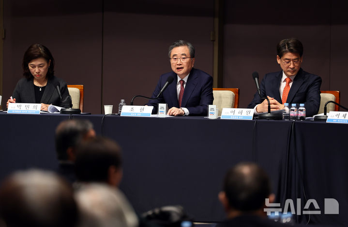 [서울=뉴시스] 최진석 기자 = 조현 외교부 장관이 29일 오전 서울 중구 한국프레스센터에서 열린 관훈클럽 초청 토론회에서 패널의 질문에 답하고 있다. 2026.01.29. myjs@newsis.com