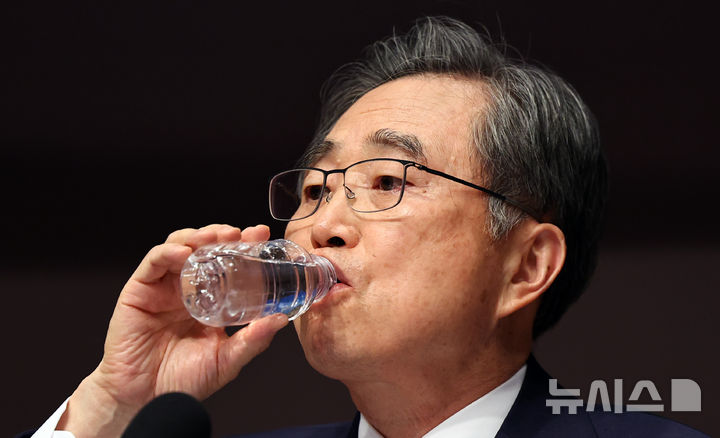 [서울=뉴시스] 최진석 기자 = 조현 외교부 장관이 29일 오전 서울 중구 한국프레스센터에서 열린 관훈클럽 초청 토론회에서 물을 마시고 있다. 2026.01.29. myjs@newsis.com