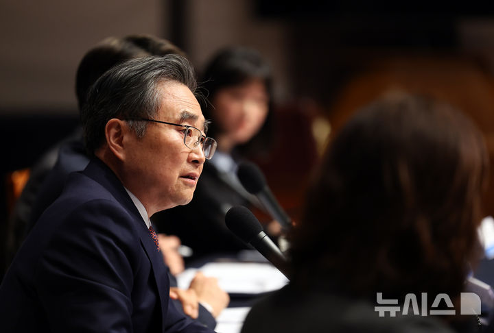 [서울=뉴시스] 최진석 기자 = 조현 외교부 장관이 29일 오전 서울 중구 한국프레스센터에서 열린 관훈클럽 초청 토론회에서 패널의 질문에 답하고 있다. 2026.01.29. myjs@newsis.com