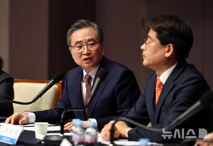 [서울=뉴시스] 최진석 기자 = 조현 외교부 장관이 29일 오전 서울 중구 한국프레스센터에서 열린 관훈클럽 초청 토론회에서 패널의 질문에 답하고 있다. 2026.01.29. myjs@newsis.com