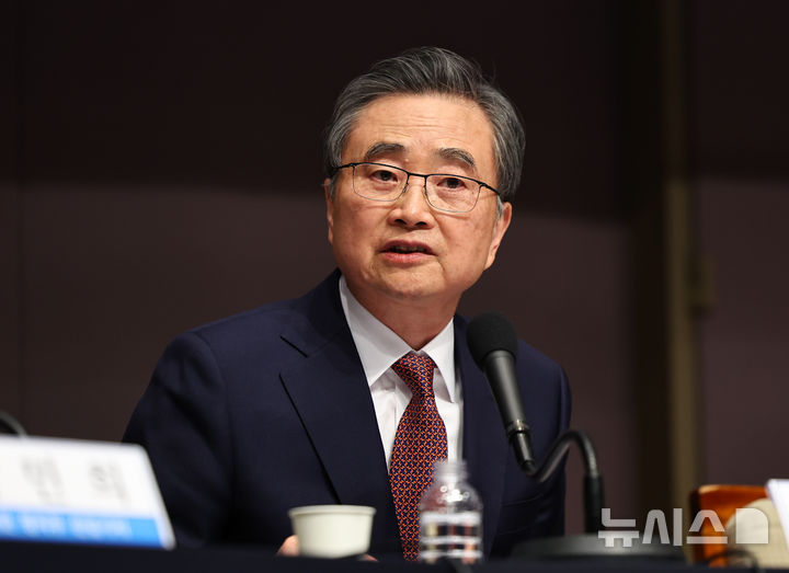 [서울=뉴시스] 최진석 기자 = 조현 외교부 장관이 29일 오전 서울 중구 한국프레스센터에서 열린 관훈클럽 초청 토론회에서 패널의 질문에 답하고 있다. 2026.01.29. myjs@newsis.com