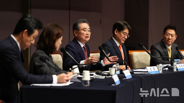 [서울=뉴시스] 최진석 기자 = 조현 외교부 장관이 29일 오전 서울 중구 한국프레스센터에서 열린 관훈클럽 초청 토론회에서 패널의 질문에 답하고 있다. 2026.01.29. myjs@newsis.com