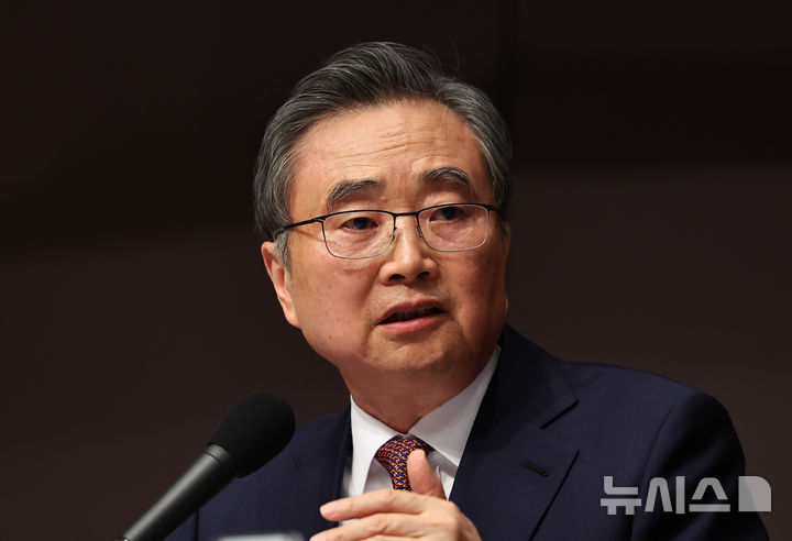 [서울=뉴시스] 최진석 기자 = 조현 외교부 장관이 29일 오전 서울 중구 한국프레스센터에서 열린 관훈클럽 초청 토론회에서 패널의 질문에 답하고 있다. 2026.01.29. myjs@newsis.com