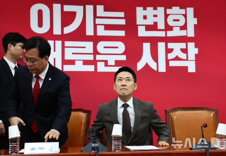 [서울=뉴시스] 김명년 기자 = 장동혁 국민의힘 대표가 29일 오전 서울 여의도 국회에서 열린 최고위원회의에서 자리에 앉고 있다. 2026.01.29. kmn@newsis.com