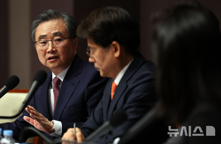 [서울=뉴시스] 최진석 기자 = 조현 외교부 장관이 29일 오전 서울 중구 한국프레스센터에서 열린 관훈클럽 초청 토론회에서 패널의 질문에 답하고 있다. 2026.01.29. myjs@newsis.com